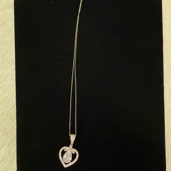 Elegant Silver Heart Pendant Necklace - Picture 7 of 8